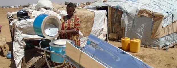 En los campos de refugiados de Burkina Faso utilizan cocinas solares 